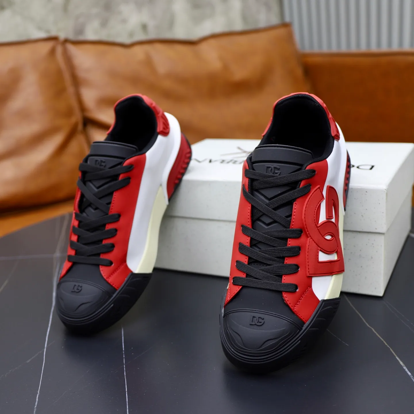 Ex-factory price: 600💰••New products••Dolce&Gabbana••DG✔️High-end men's sports•casual shoes. Original goods from top counters. Original imported multiple material splicing design ➕Original outsole.  Size: 38-44 (45, 46 customized)